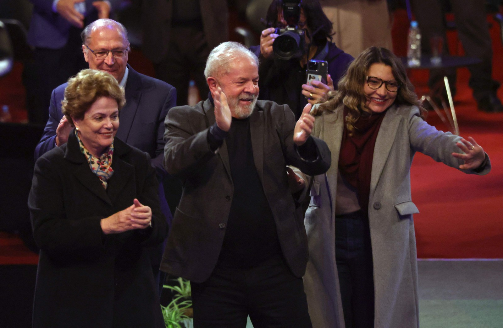 Os ex-presidentes Lula e Dilma Rousseff aparecem em palanque em Porto Alegre — Foto: Silvo Avila / AFP