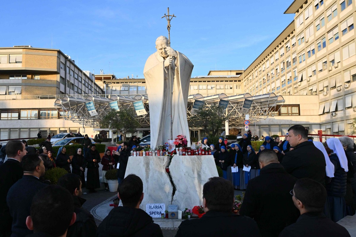 Papa Francisco: Fiéis Rezam o Rosário em Roma por Sua Recuperação