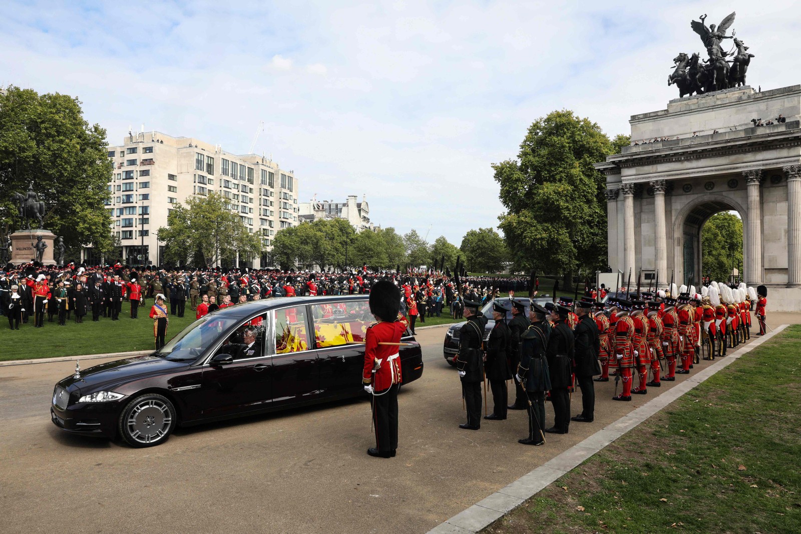 Carro com o caixão da Rainha Elizabeth II deixa o Arco de Wellington, em Londres — Foto: ISABEL INFANTES / POOL / AFP