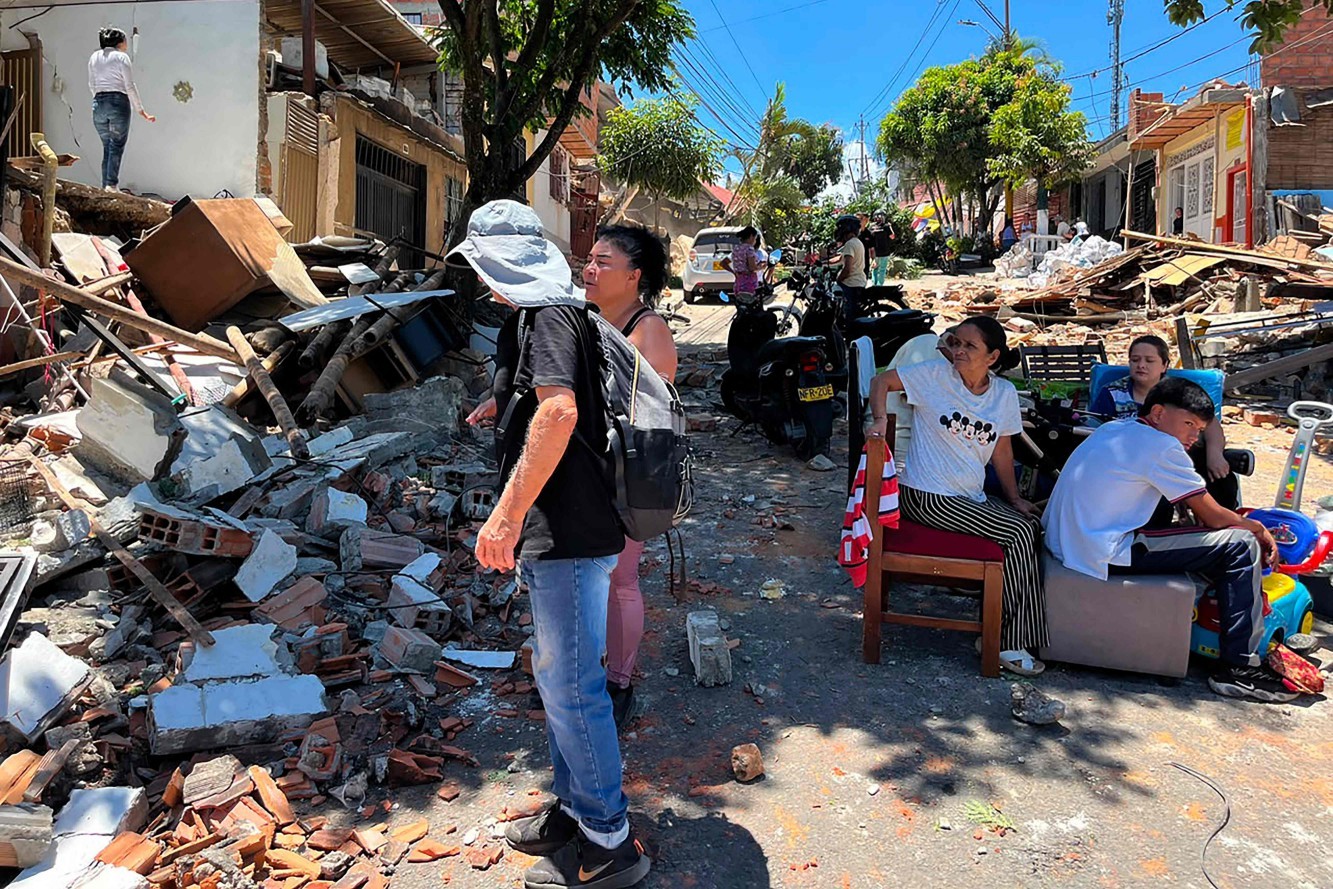 Pessoas observam escombros em uma rua após um terremoto em Pereira, Colômbia. — Foto: Roberto Betancourt / AFP