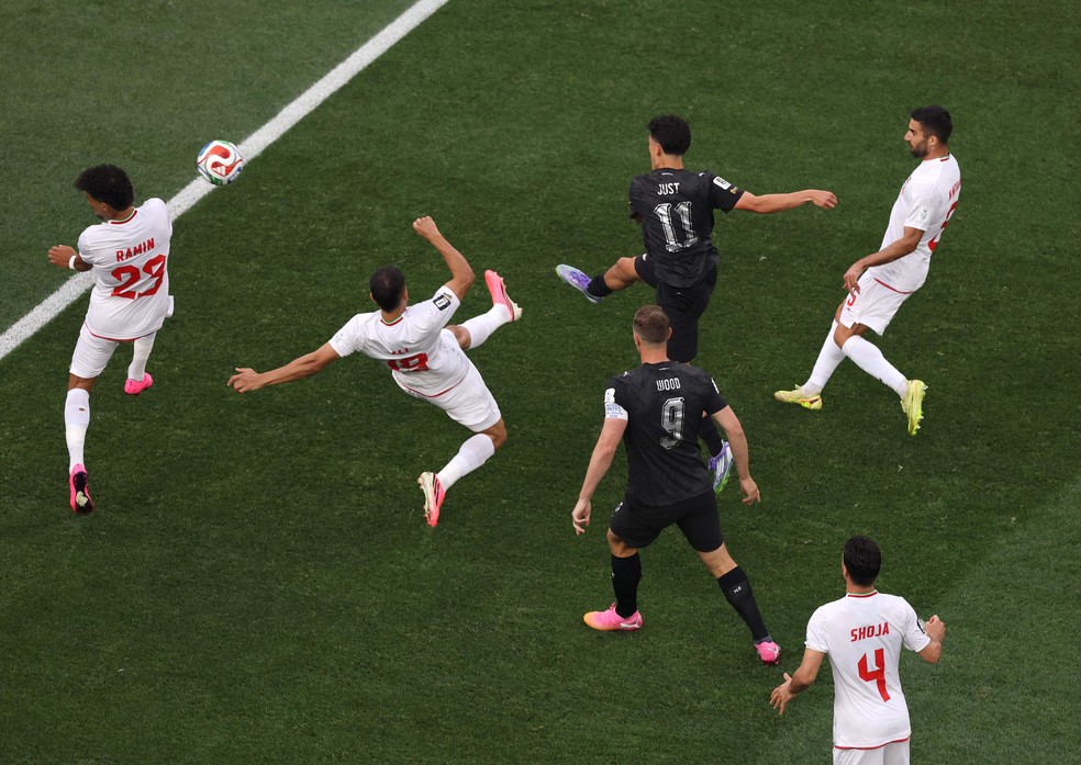 Elijah Just comemora após marcar o primeiro gol da Nova Zelândia na partida contra o Irã pelo Grupo G da Copa do Mundo de 2026, no Los Angeles Stadium, na Califórnia — Foto: Stu Forster/Getty Images via AFP