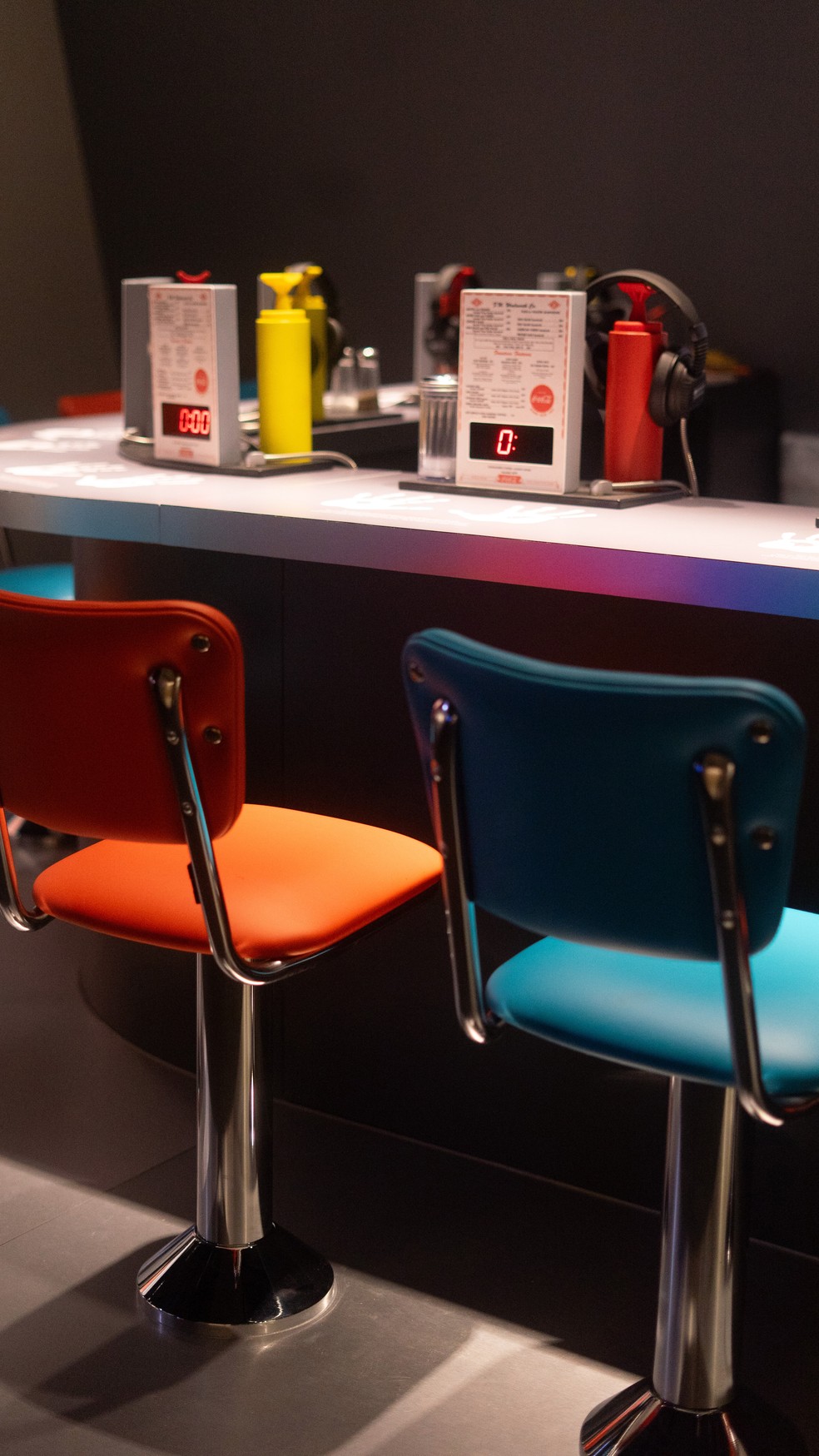 Uma das instalações mais populares no Centro Nacional de Direitos Civis e Humanos, em Atlanta, reproduz uma manifestaçã pacífica em uma lanchonete — Foto: Rita Harper/The New York Times