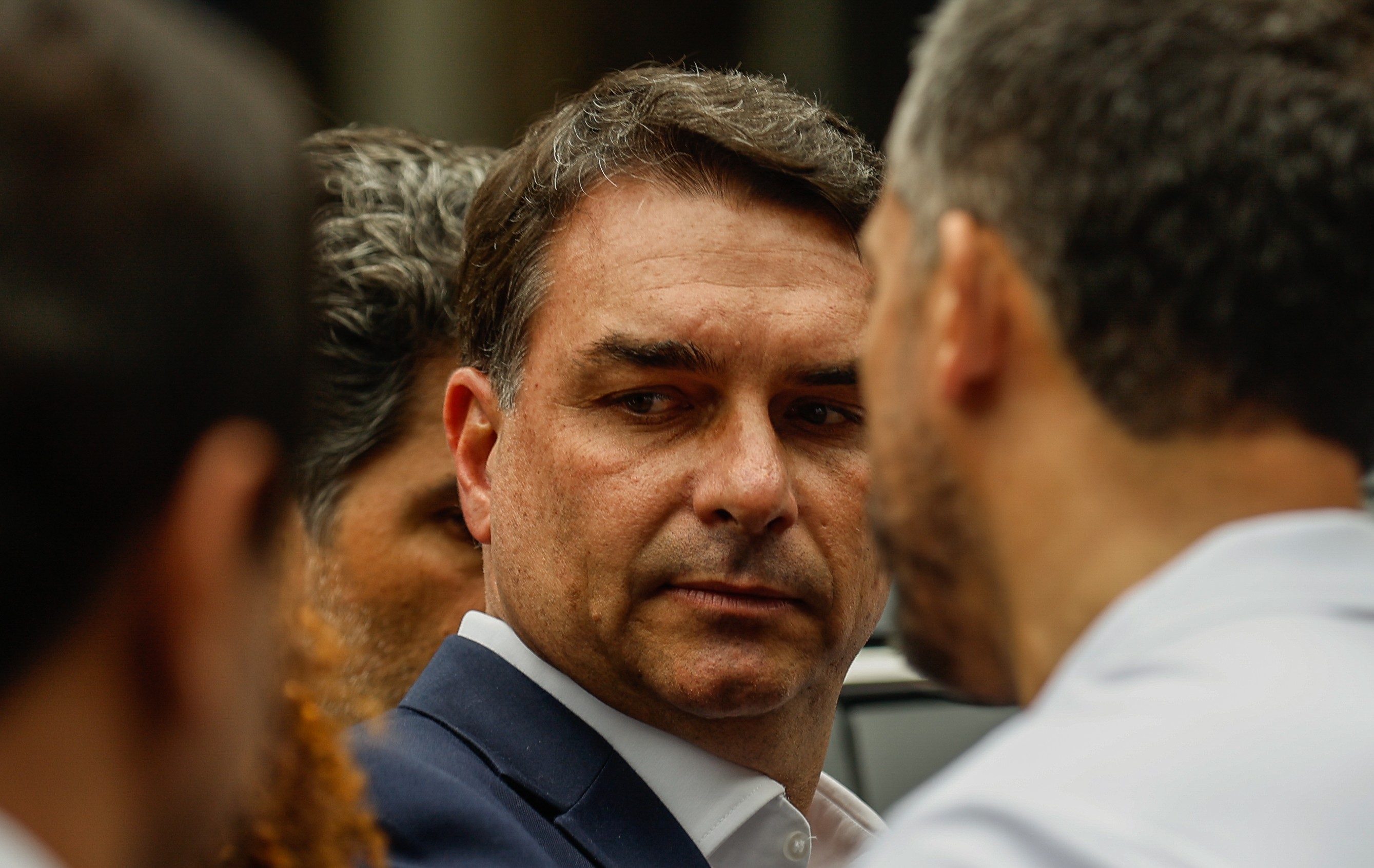 TSE ordena remoção de vídeo que associa Flávio Bolsonaro ao PCC