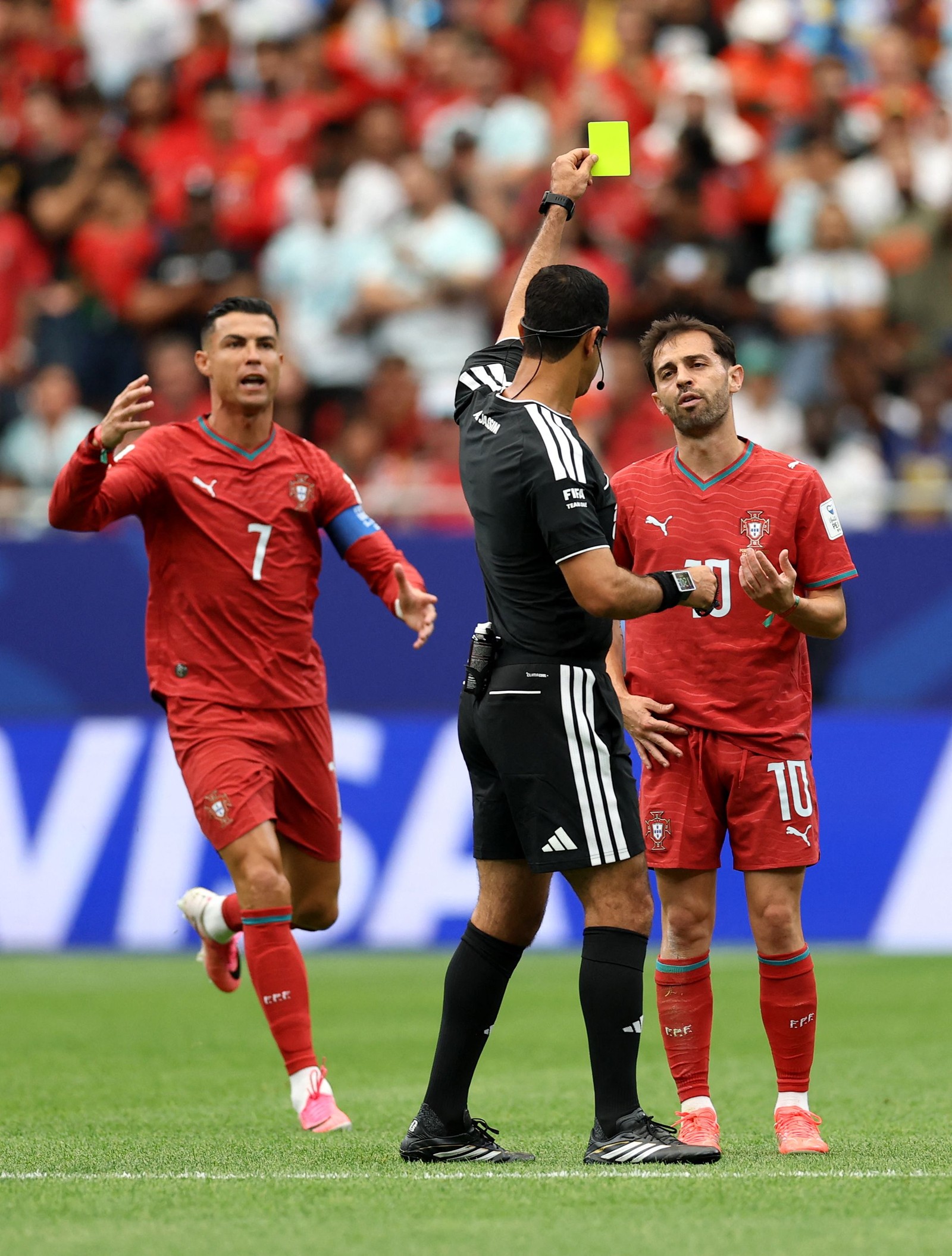 O árbitro Abdulrahman Al Jassim emite cartão amarelo a Bernardo Silva — Foto: Getty Images via AFP