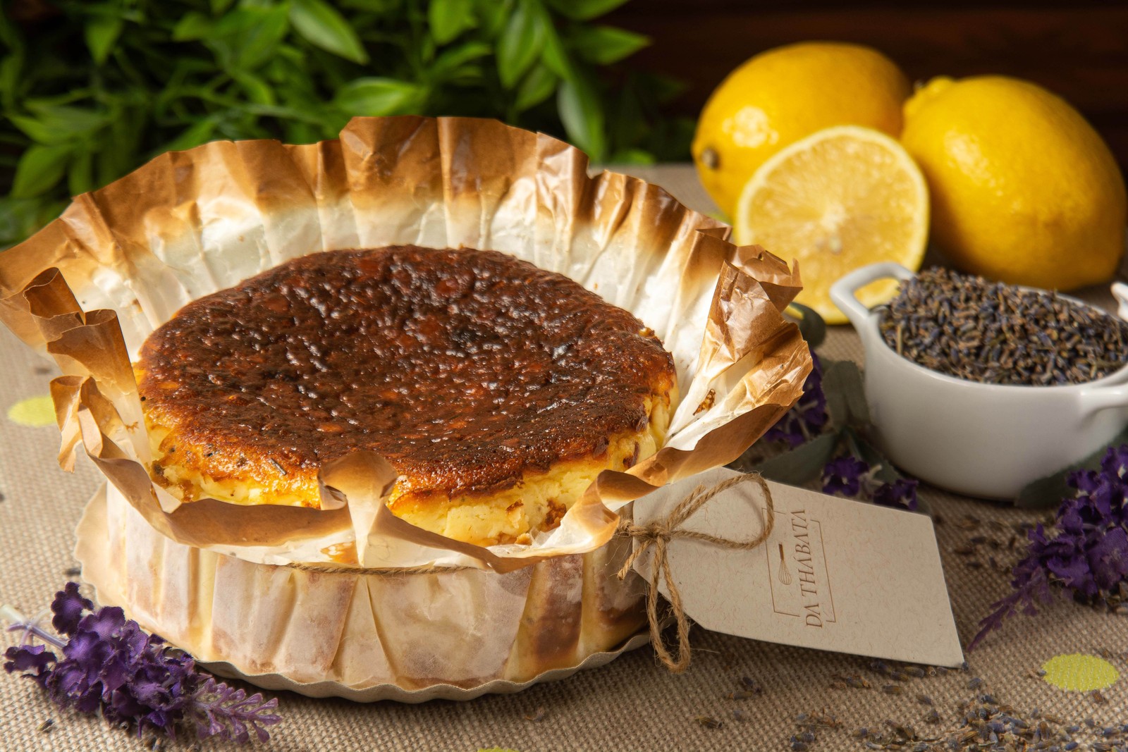 A tarta de lavanda com limão-siciliano é a novidade na Da Thábata (R$ 164, P, R$ 269, G)  — Foto: Divulgação/Lipe Borges