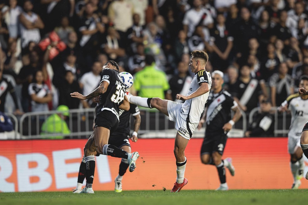 João Victor disputa a bola em Vasco x Atlético-MG — Foto: Pedro Souza/Atlético-MG