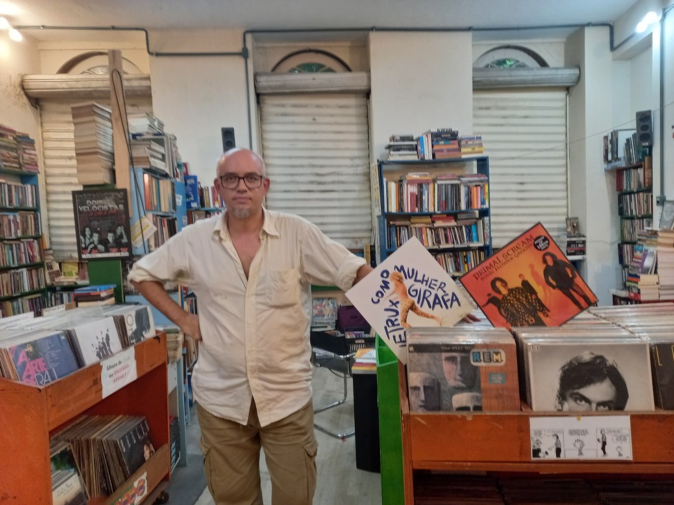 Maurício Gouveia. Gerente do Sebo Baratos da Ribeiro mostra o acervo — Foto: Divulgação