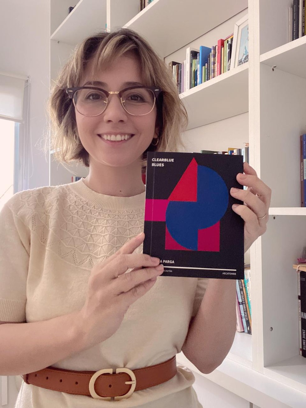 Cristina Parga com o novo livro — Foto: Divulgação