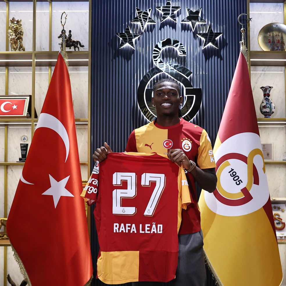 Rafael Leão é anunciado como reforço do Galatasaray — Foto: Divulgação / Galatasaray