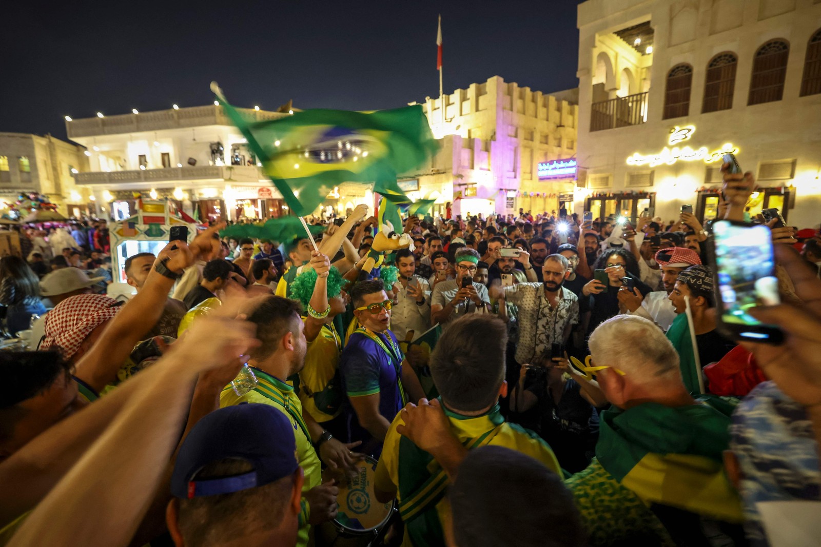 Brasileiros fazem a festa em Souq Waqif, no centro de Doha, capital do Catar — Foto: FADEL SENNA/AFP