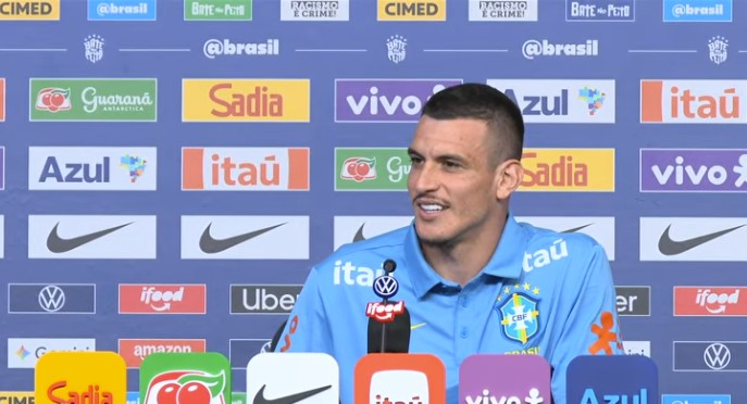 Com bom-humor, Ibañez não revela se está treinando como late