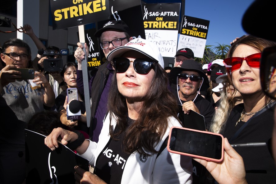 Fran Drescher, presidente do Sindicato dos Atores, em manifestação na porta da sede da Netflix, em Los Angeles