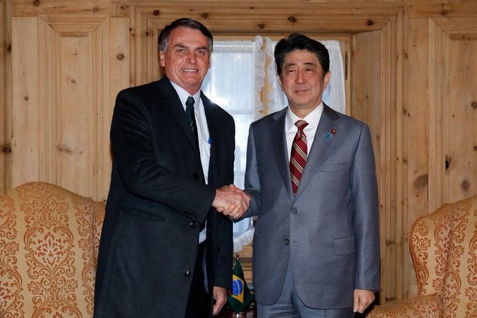 O presidente Jair Bolsonaro cumprimenta o então primeiro-ministro Shinzo Abe, em reunião na Suíça — Foto: Reprodução;Twitter