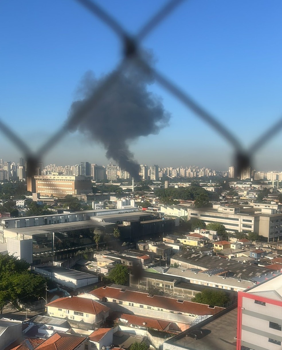 Fumaça após queda de avião de pequeno porte na Barra Funda, em SP — Foto: Reprodução