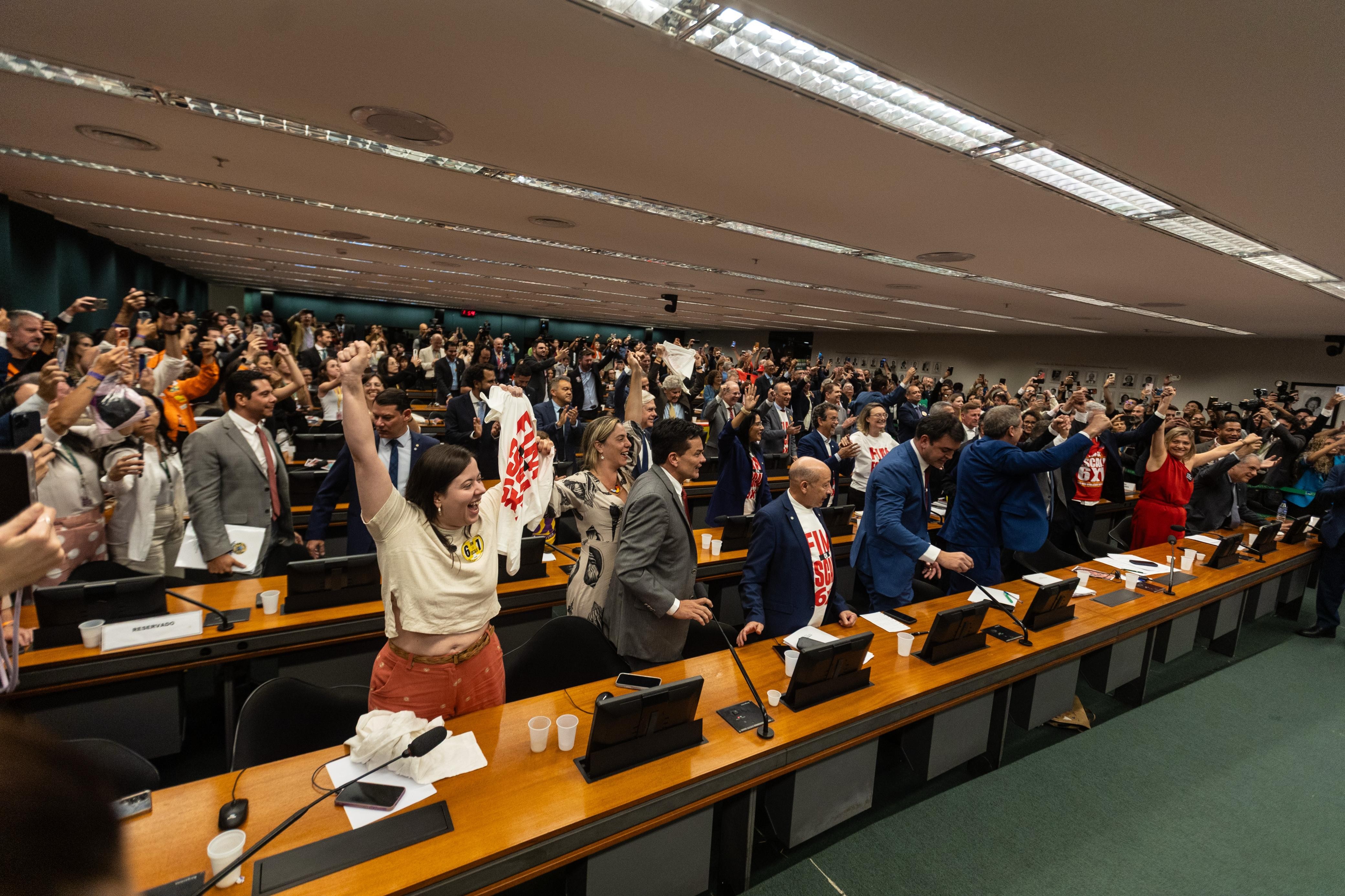 Votação da PEC 6x1 tem articulação de Motta para evitar mudanças no texto, ministros na Câmara e vaias a líder do PL