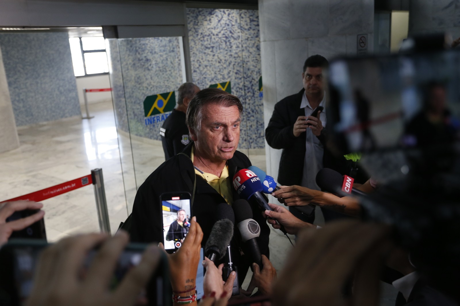 Ex-presidente Jair Bolsonaro desembarca no Rio de Janeiro para aguardar o futuro político — Foto: Fabiano Rocha / Agência O Globo