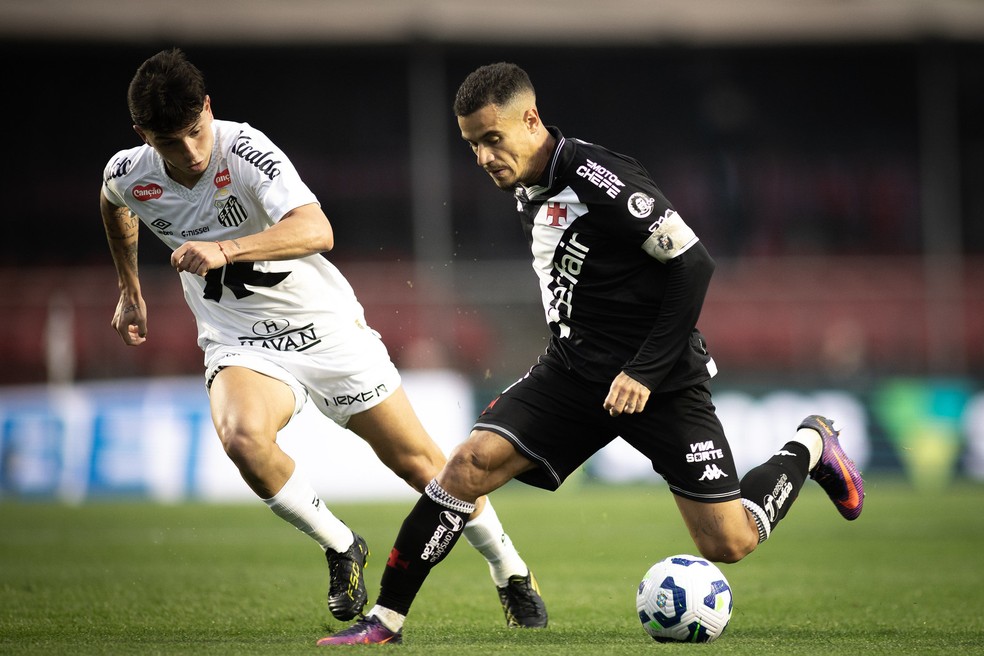 Coutinho marcou duas vezes contra o Santos — Foto: Matheus Lima/Vasco