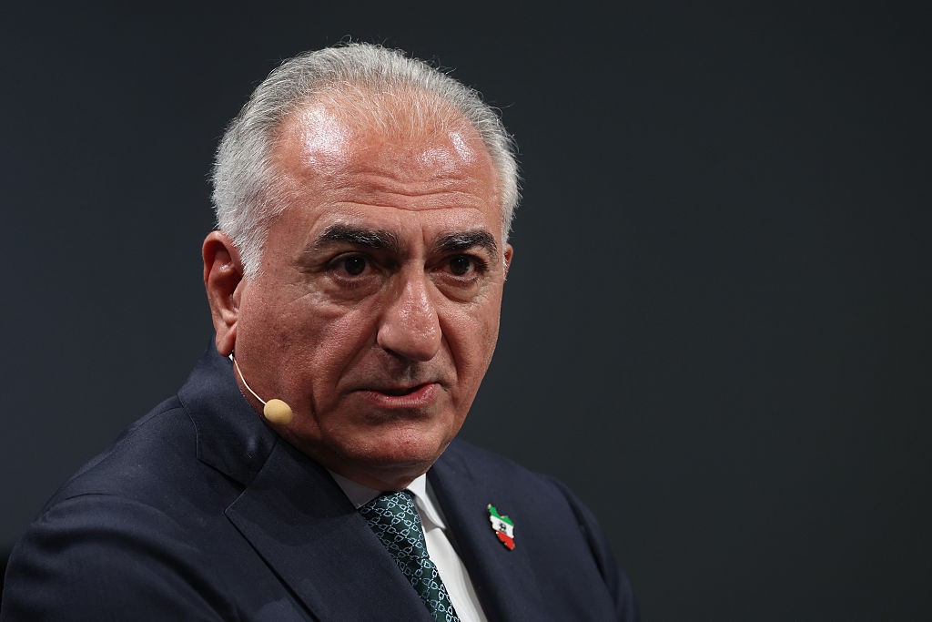 Pr&iacute;ncipe iraniano exilado afirma que regime est&aacute; 'desmoronando' ap&oacute;s ataques que mataram Khamenei