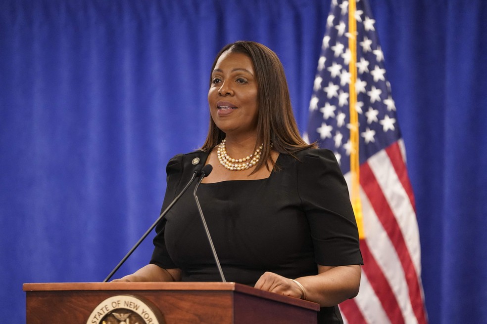 Procuradora-Geral de Nova York, Letitia James fala com repórteres durante coletiva de imprensa em seu gabinete — Foto: TIMOTHY A. CLARY / AFP