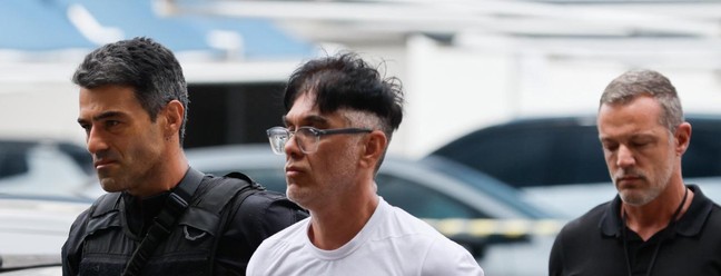 Adilsinho chegando na PF — Foto: Márcia Foletto / Agência O Globo