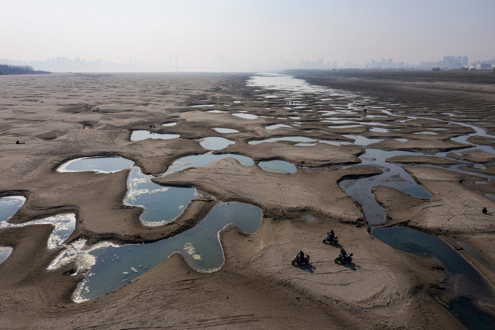Leito de rio seco ao longo do rio Yangtze em Wuhan, na província central de Hubei, na China — Foto: AFP