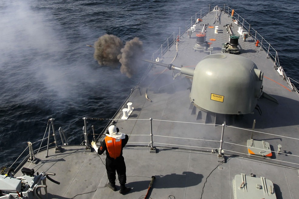 Navio da Marinha iraniana participa de exercícios navais na região do Estreito de Ormuz — Foto: EBRA​HIM NOROOZI /JAMEJAMONLINE/ AFP PHOTO