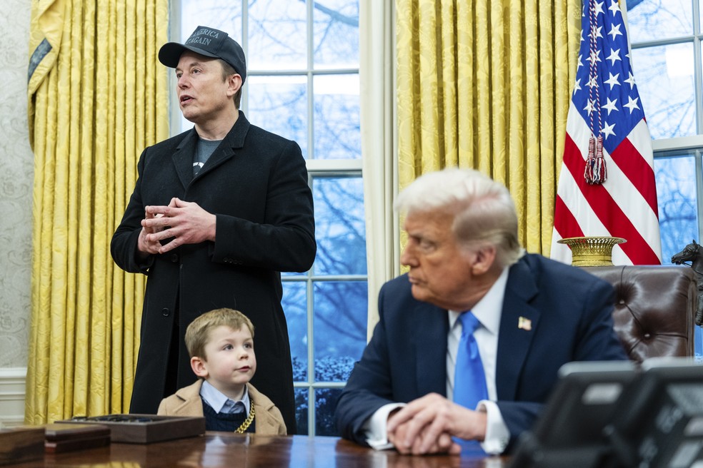 Elon Musk, ao lado do filho X, fala  imprensa com o presidente Trump durante assinatura de ordem executiva na Casa Branca  Foto: Eric Lee/The New York Times