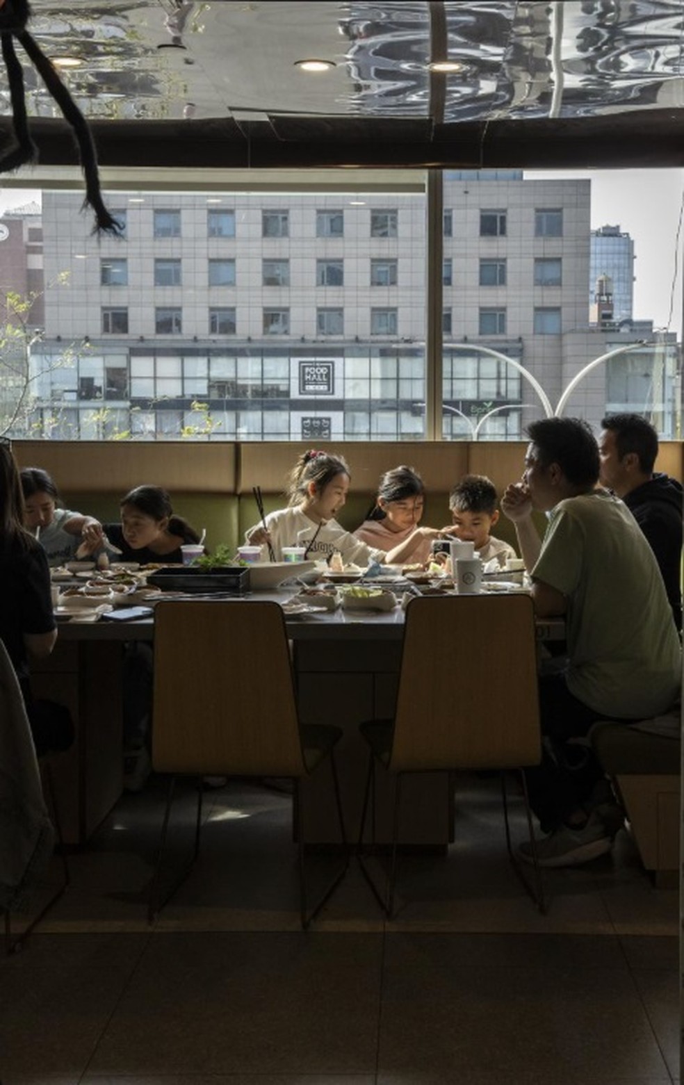 Clientes dentro do Haidilao, no bairro de Flushing, no Queen. O Haidilao, a maior rede de restaurantes de hot pot da China, está intensificando sua expansão nos EUA mais de uma década após sua entrada no mercado — Foto: Ava Pellor/The New York Times