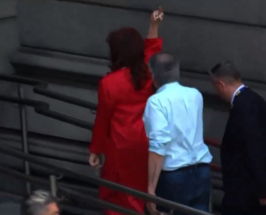 Cristina Kircher faz gesto obsceno após ser vaiada por apoiadores de Javier Milei ao chegar à sede do Congresso argentino