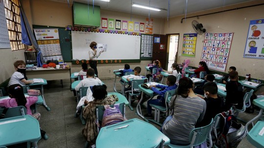 IBGE: Analfabetismo cai em 2022, mas taxa continua mais alta entre negros, idosos e nordestinos
