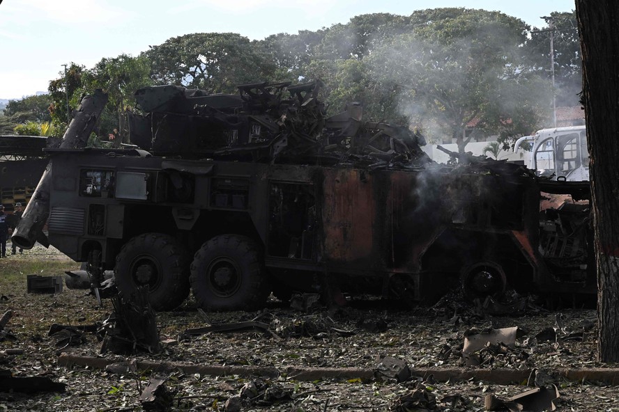 Veículo de sistema de defesa aérea destruído perto de instalação militar em Caracas