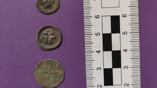 Moedas eram colocadas sobre os olhos ou na boca do falecido como forma de mantê-los "presos" no túmulo — Foto: Reprodução / Archeo Adventure