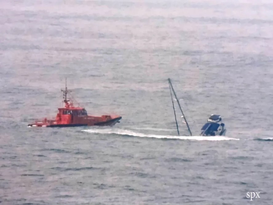 Veleiro afunda na costa da Galícia, no noroeste da Espanha, após sofrer danos no leme durante interação com um grupo de orcas; os dois tripulantes foram resgatados sem ferimentos