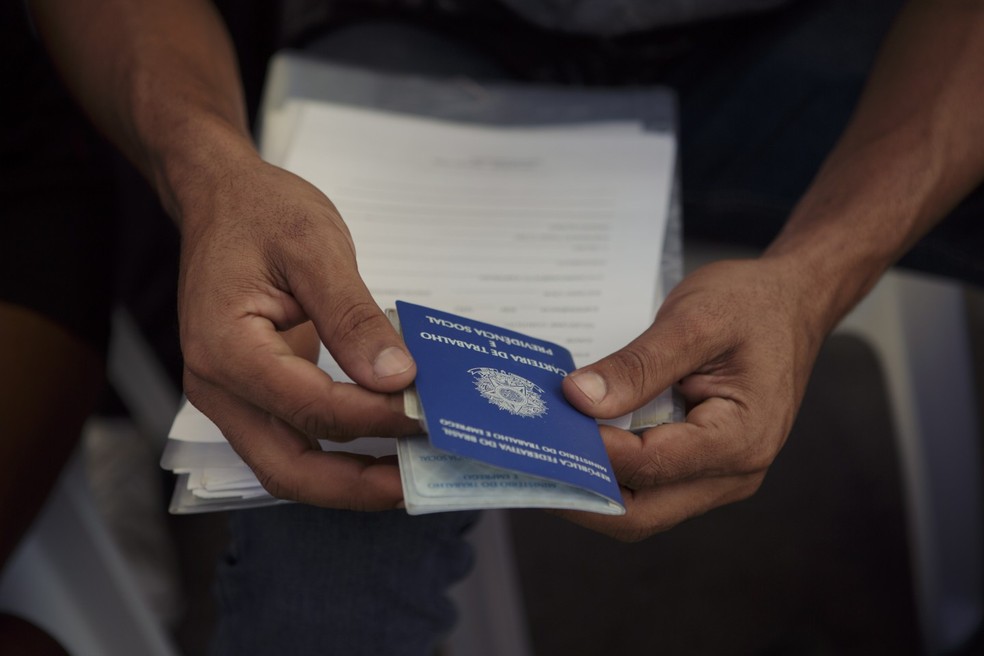 RI RIO DE JANEIRO, RJ - 26/06/2017: ESPECIAL DESEMPREGO. Candidato preenche ficha de informacao enquanto aguarda a entrevista para vaga de emprego em mutirao realizado na manha desta segunda-feira, em Padre Miguel. Na proxima sexta-feira o IBGE divulgara novos indices da taxa de desemprego do pais. — Foto: Foto: Daniel Marenco/Agencia O Globo