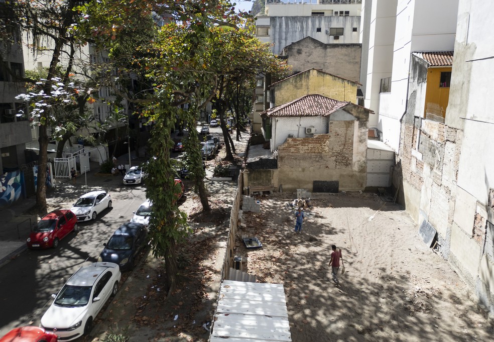 terrenos na Rua Saddock de Sá, em Ipanema, onde ficavam as três casas assombradas que foram demolidas — Foto: Márcia Foletto