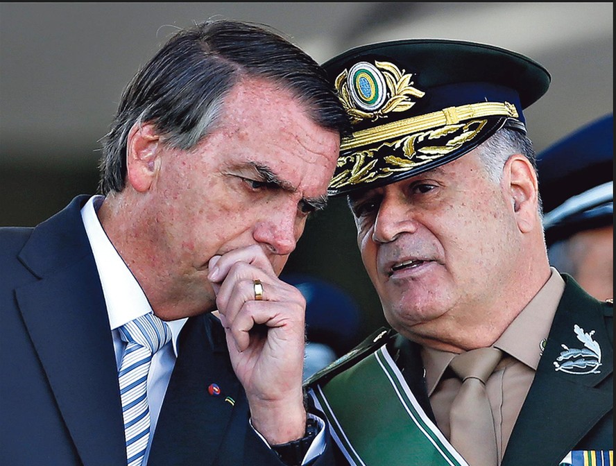O então presidente Jair Bolsonaro e o general Freire Gomes, ex-comandante do Exército