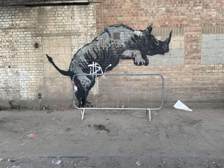 Obra de Banksy, em Londres, é vandalizada horas após ser