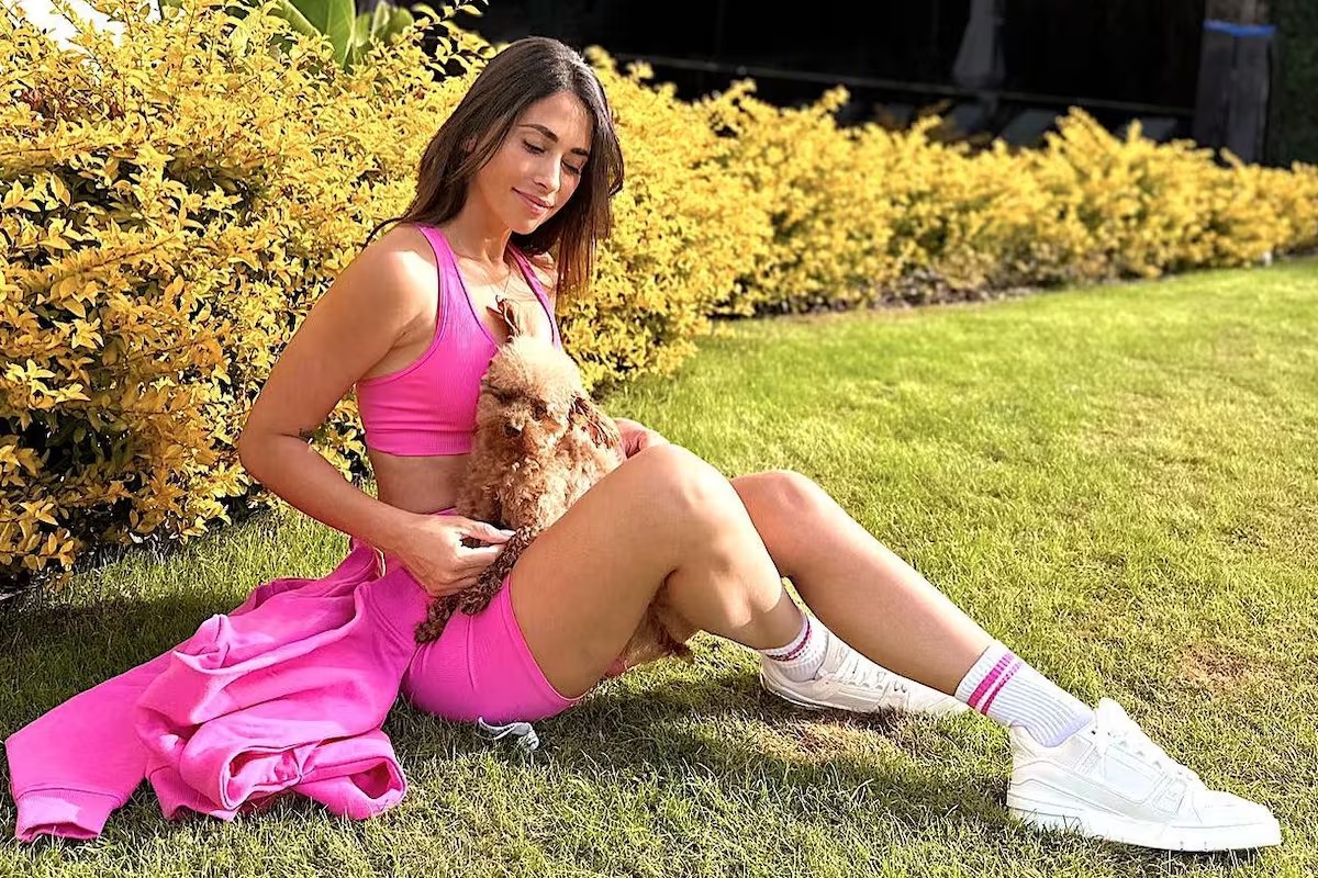 Antonela Roccuzzo, esposa de Messi, pratica atividade que combina ioga e acrobacia para manter a forma; conheça - Foto