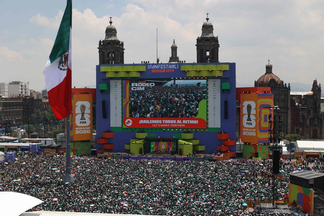 Milhares de pessos locam a Fan Zone na Cidade do México para assistir ao primeiro jogo da Copa do Mundo 2026 — Foto: LUIS CORTES / AFP