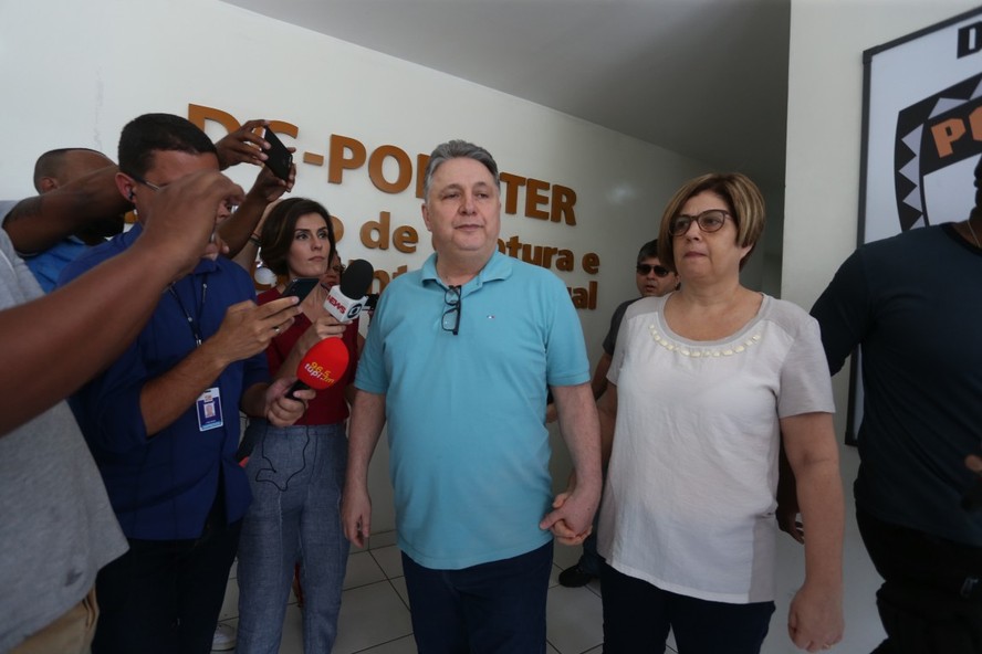 Os ex-governador Anthony e Rosinha Garotinho após serem presos, em 2019
