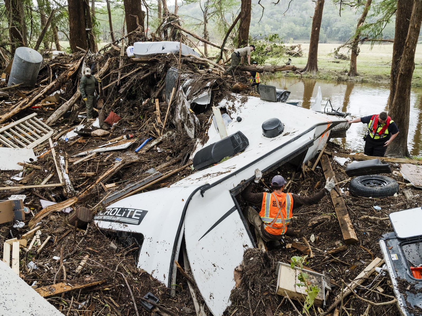 Destroços após enchente repentina em Kerrville, no Texas, em 6 de julho. A Casa Branca rebateu críticas sobre cortes em agências federais responsáveis por desastres — Foto: Carter Johnston/The New York Times