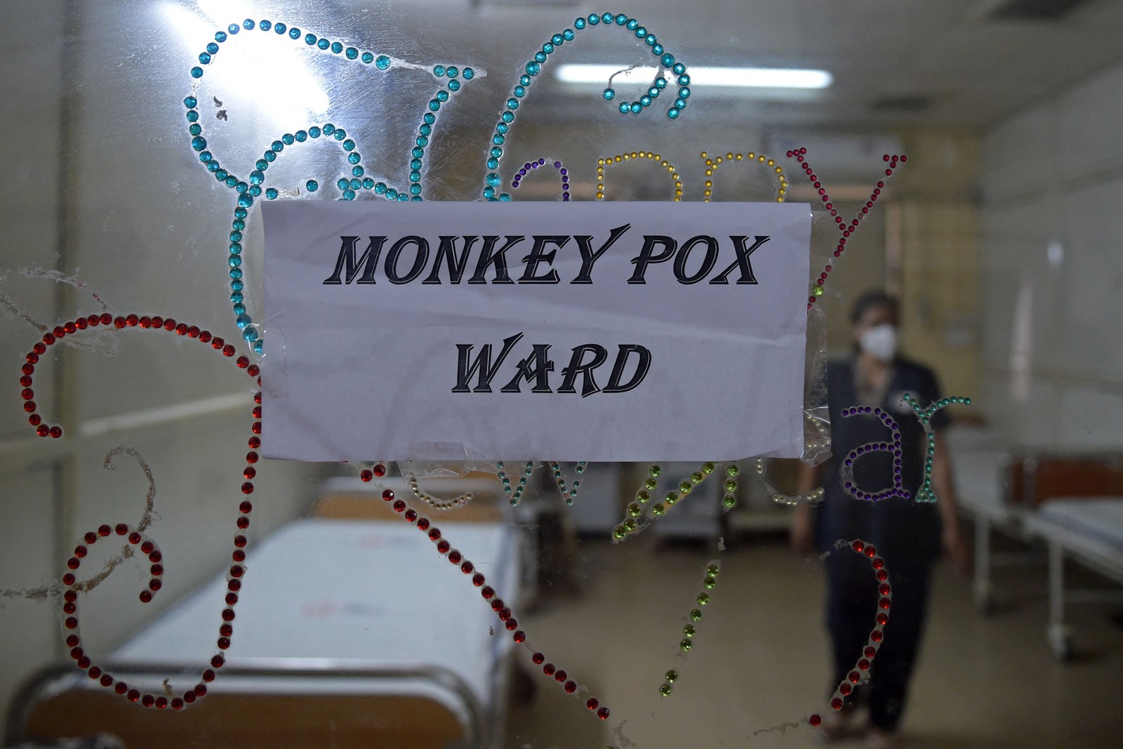 Profissional de saúde entra em uma enfermaria de isolamento construída como medida de precaução para pacientes com varíola em um hospital civil em Ahmedabad, Índia — Foto: SAM PANTHAKY / AFP