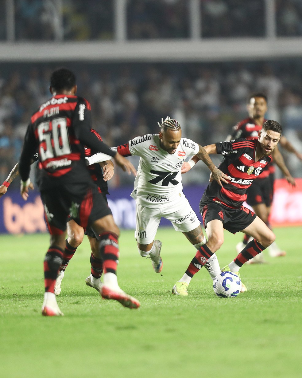 Jorginho combate Neymar em Santos x Flamengo — Foto: Gilvan de Souza/Flamengo