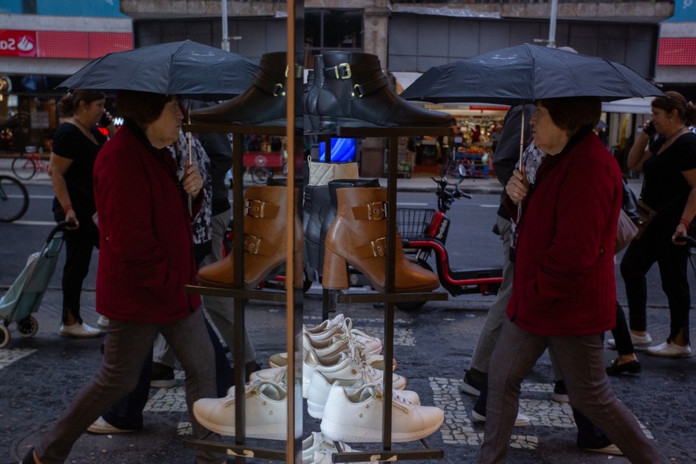 Nas lojas de calçado, a procura por tênis e sapato fechado aumenta no inverno — Foto: Foto: Júlia Aguiar/ O Globo