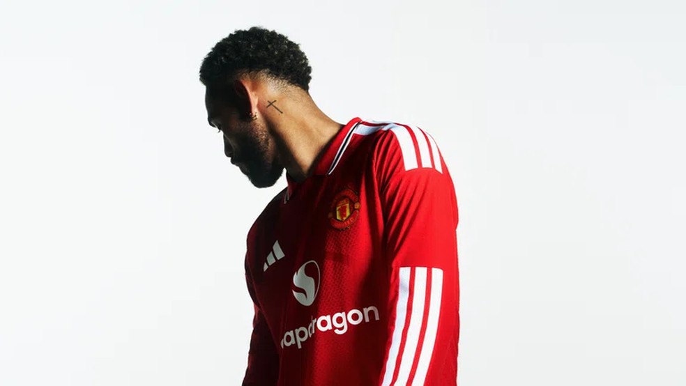 O brasileiro Matheus Cunha com o uniforme 'home' do Manchester United para a temporada 26/27 &mdash; Foto: Reprodu&ccedil;&atilde;o: Adidas
