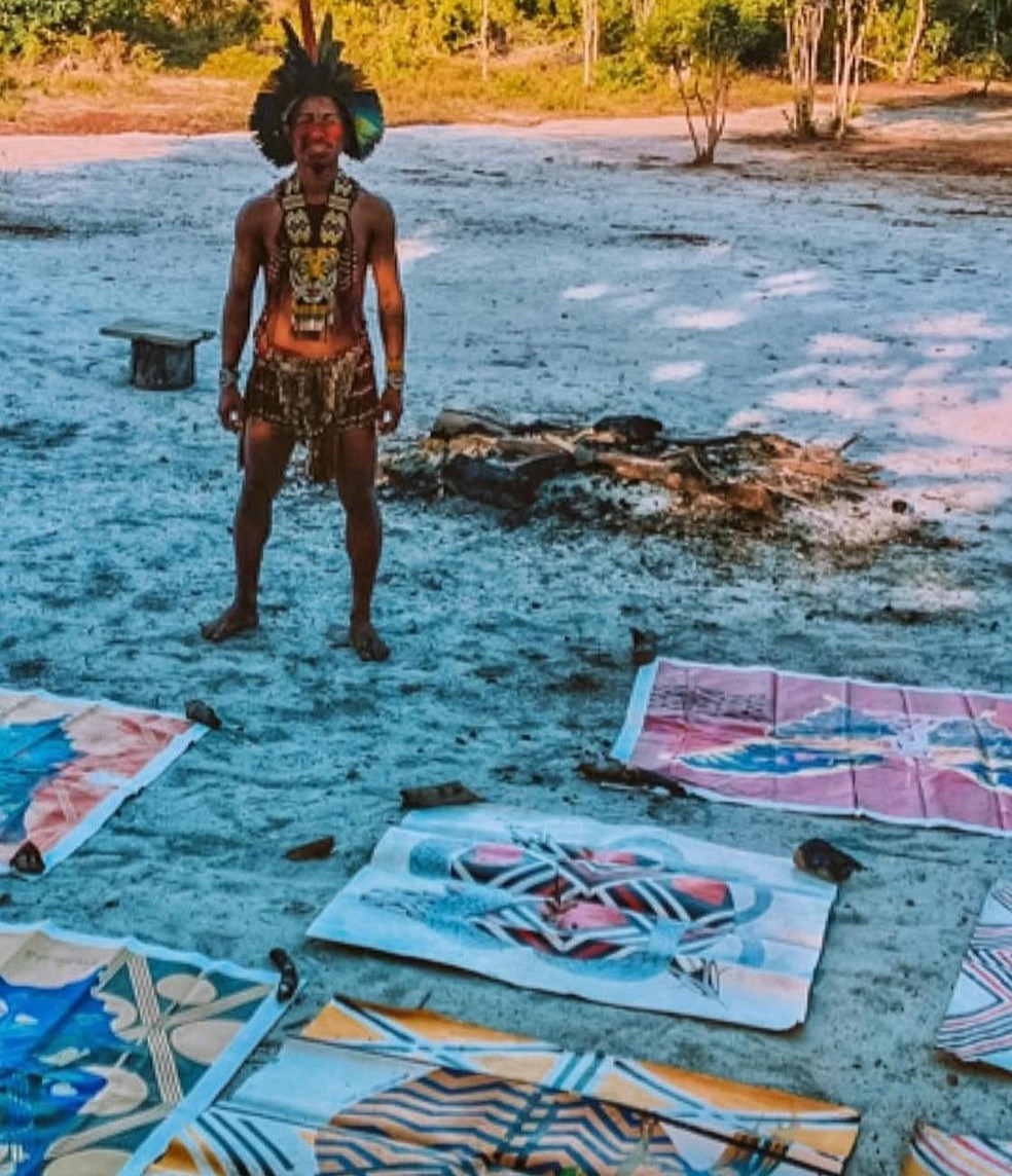O artista indígena Txa Txu, que colaborou com a artista visual Christina Oiticica, em obras da mostra "Dichotomie", ao enterrar e desenterrar quadros em aldeia indígena na Bahia — Foto: Divulgação