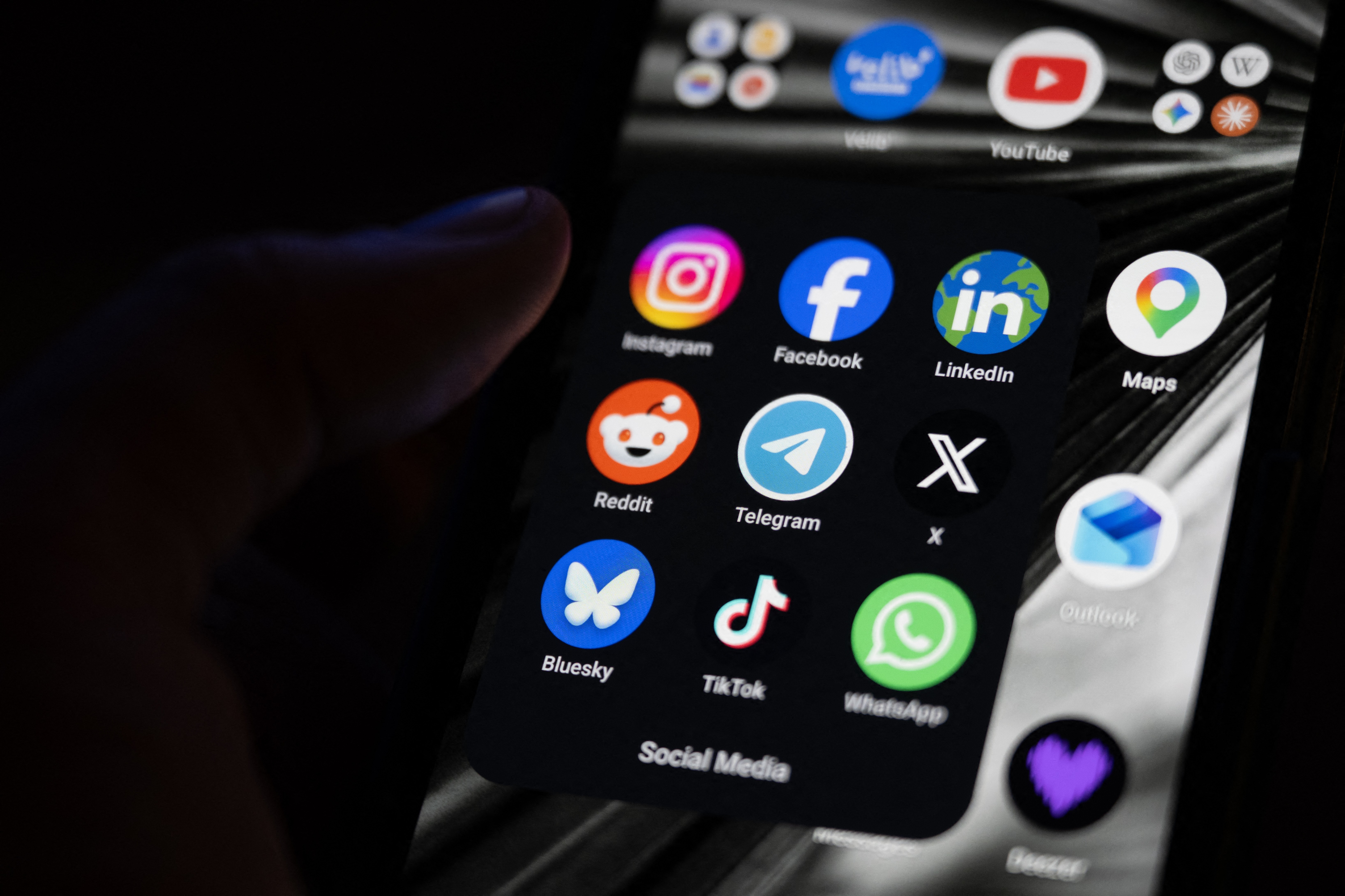 Conselho da França rejeita lei que veta redes sociais a menores de 15 anos