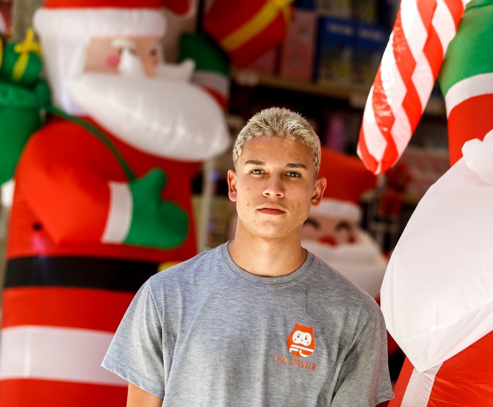 Kawa Gomez, 18, got his first official job as a stock boy in a store in Sara, Rio - Photo: Gabriel de Paiva/Agência O Globo