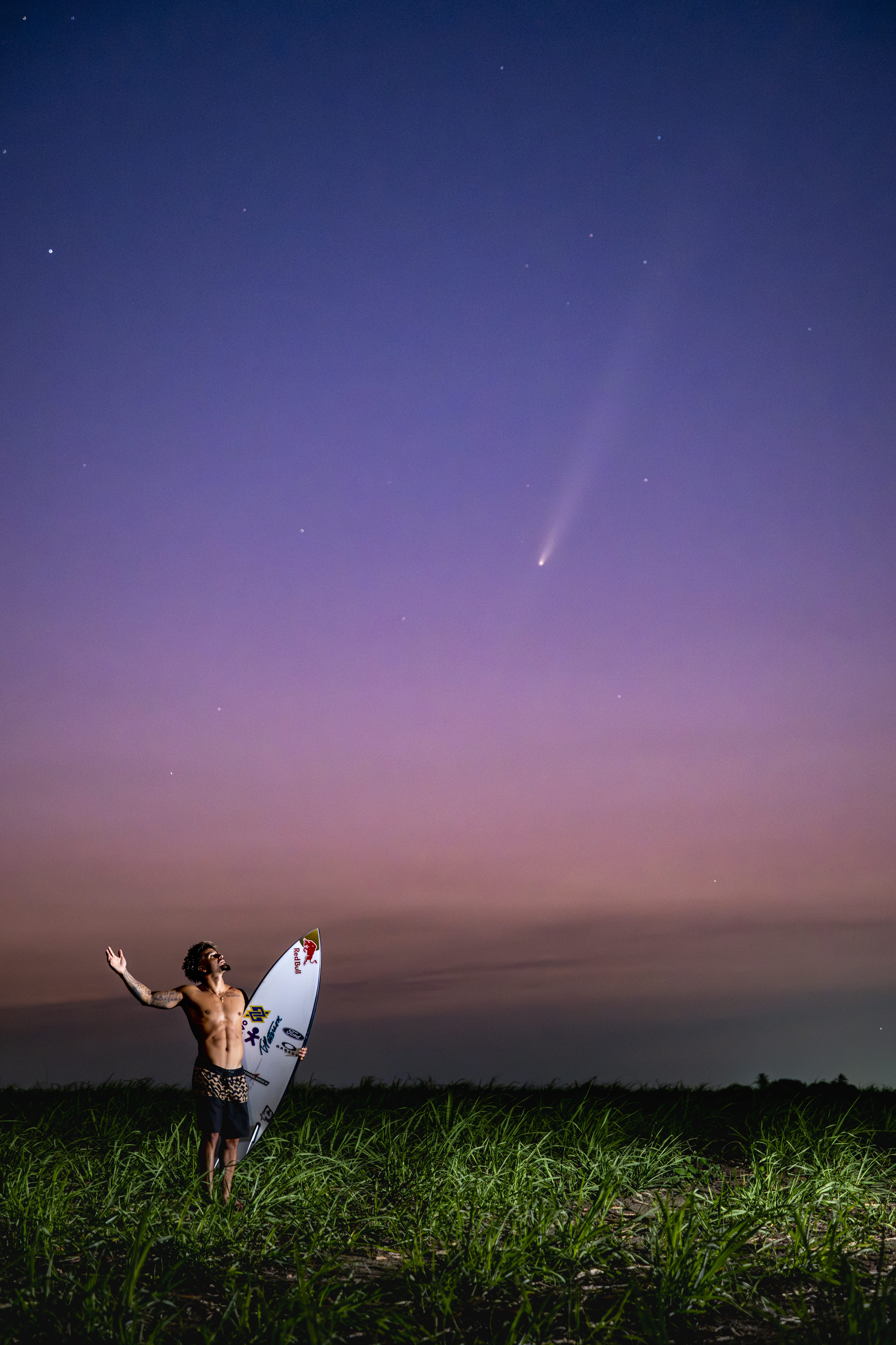 De novo! Um ano após foto do eclipse, Italo Ferreira protagoniza imagem icônica com meteoro