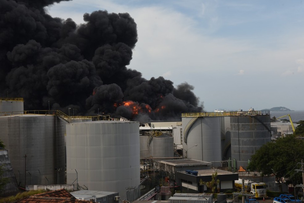 Explosões durante incêndio em fábrica de óleo combustível na Ilha do Governador — Foto: Alex Ferro